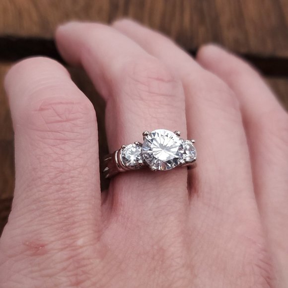 Size 8 925 Sterling Silver Stunning Triple Cubic Zirconia Ring - Picture 5 of 9